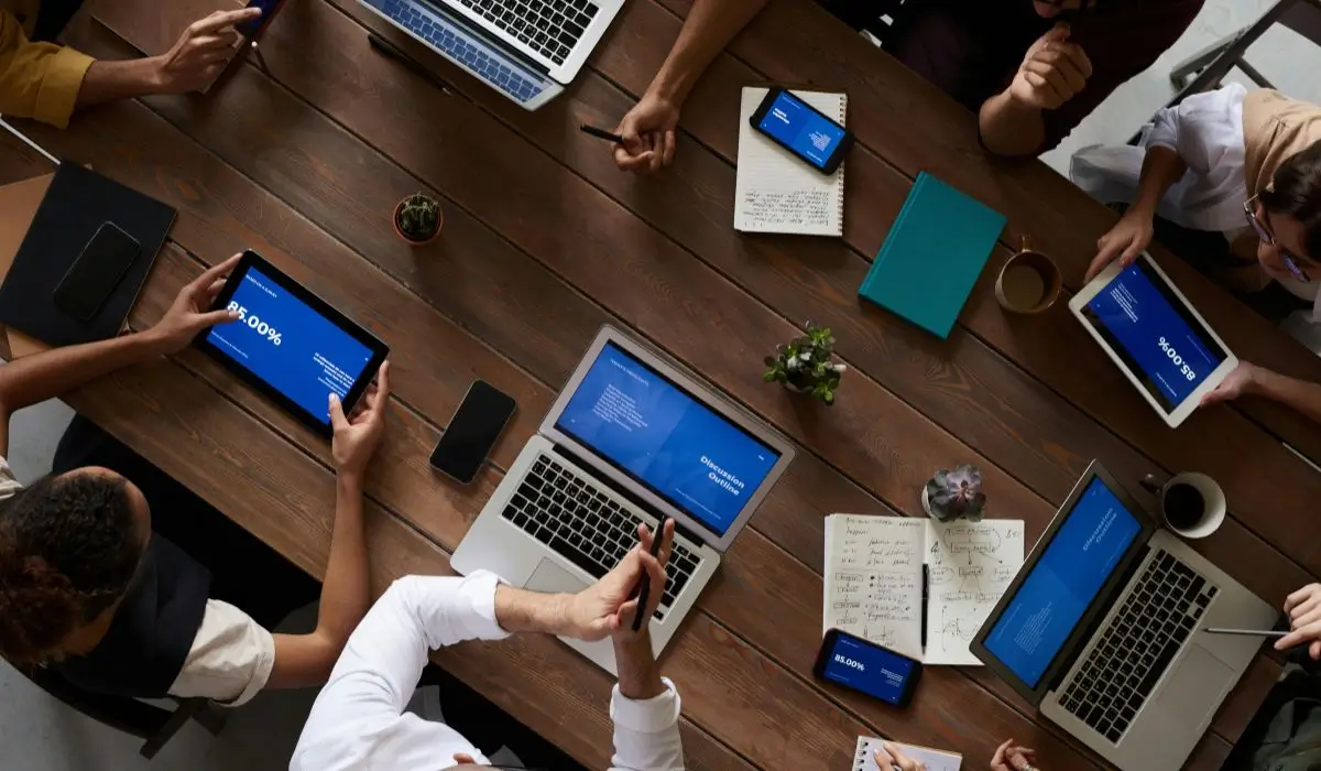 Team using artificial intelligence tools to improve small business efficiency during a collaborative meeting.